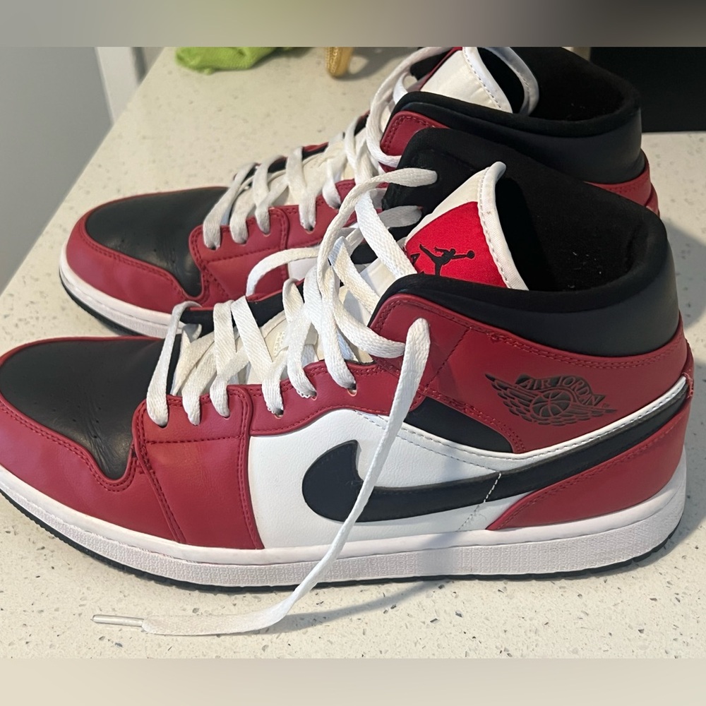 Jordan 1 Mid Chicago Toe GS 
Mens Size 10.5.